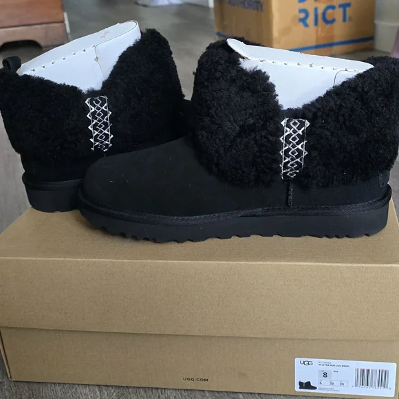 UGG NEW IN BOX‼️UGG Women's Black Shearling Boots - Picture 2 of 8